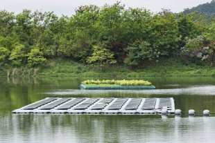 新田蓄洪池的浮式太阳能发电系统